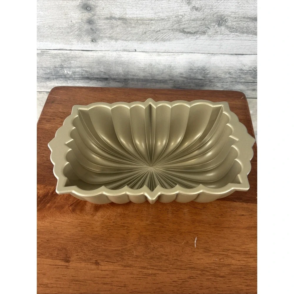 Nordic Ware Classic Fluted Loaf Pan 6 Cups 1.4L  Cast Aluminum Gold